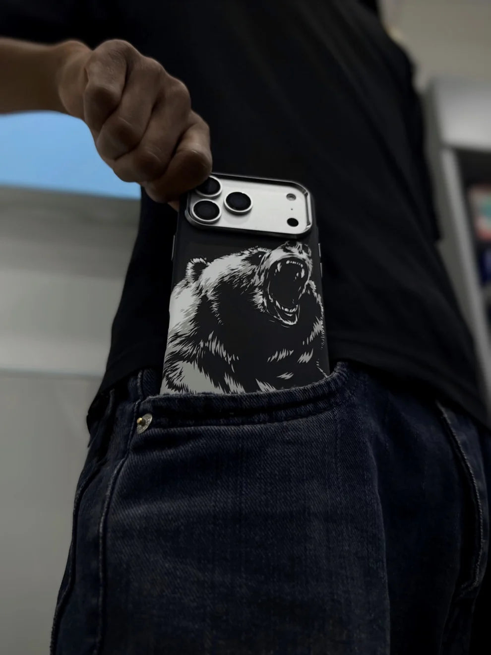 Luxo Pitaka Roaring Bear For iPhone 17 Pro Max